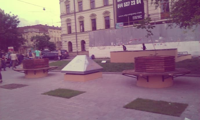У Львові на площі Соборній встановили лавки з деревцями