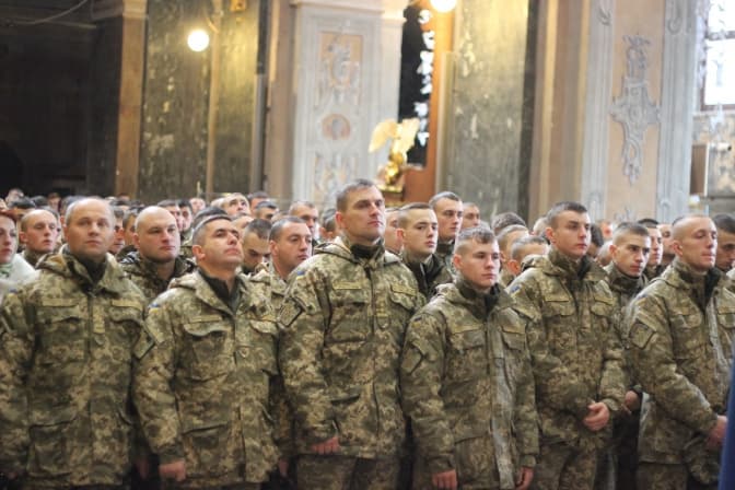 Фото дня: у Львові молилися за українських військових
