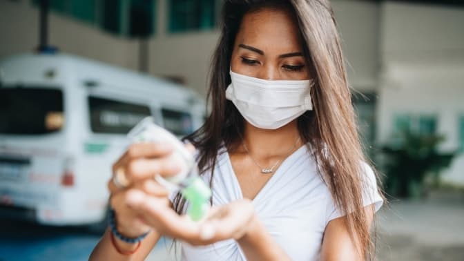 «Чого львів’яни тільки не капають». Медики розповіли, чи лікують спиртовмісні розчини коронавірусну хворобу