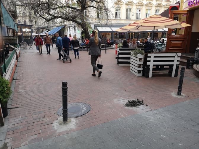 У проїзді Крива Липа встановили антипаркувальні стовпці, що миттєво вкрали. Фото