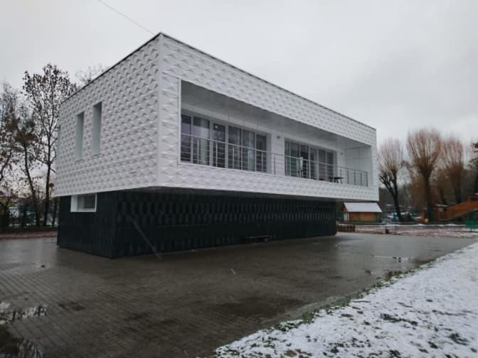 На стадіоні «Юність» у Львові завершили будівництво роздягалень. Фото