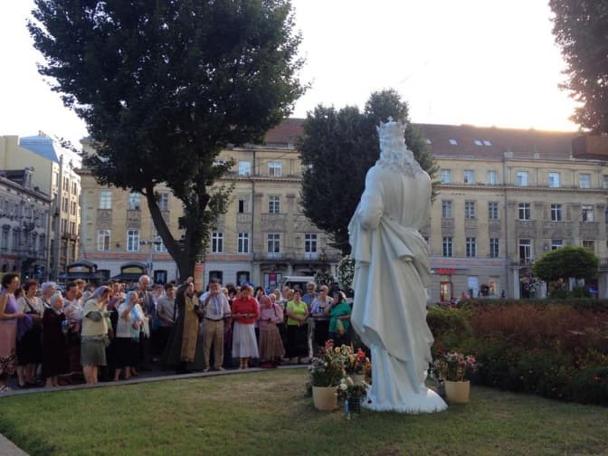 Статую Ісуса обіцяють завтра забрати з площі Міцкевича у Львові
