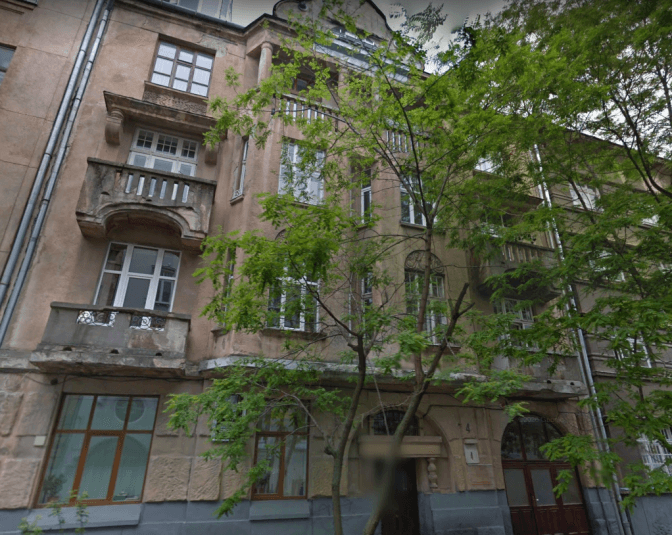 В історичному будинку на вулиці Стецька відреставрували балкони і фасад. Фото до і після