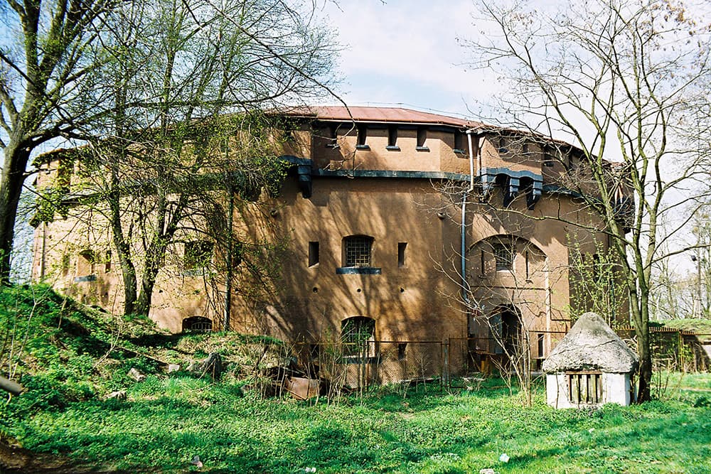 Найкраще збережена дотепер у майже первісному стані велика північна вежа Цитаделі. Фото автора, 1999 рік.