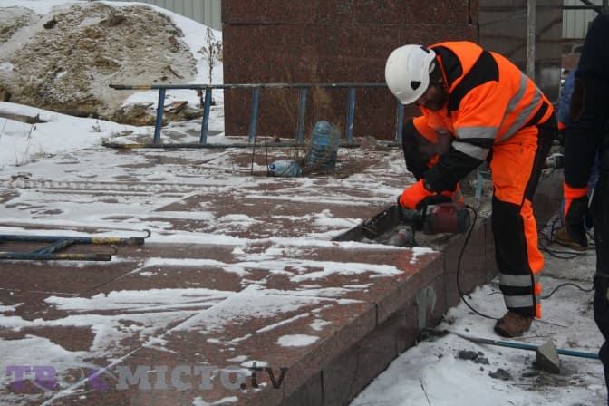 Як демонтують стелу Монумента слави у Львові. Фото, відео