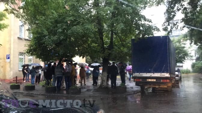 Лікарі 3-ї стоматполіклініки заблокували вхід до медзакладу: чого вимагають