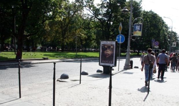 На вулиці Мечникова встановили стовпчики для обмеження заїзду