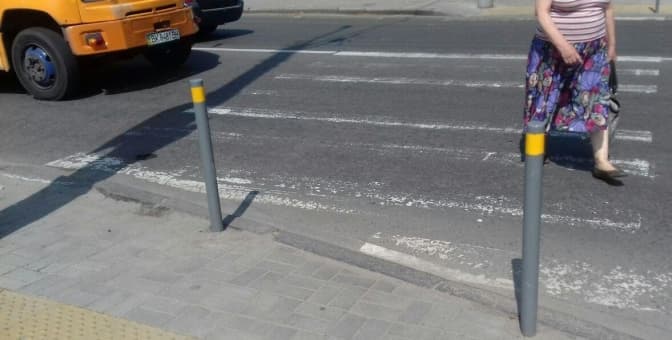 Перед пішохідними переходами в Україні пропонують встановлювати металеві стовпчики