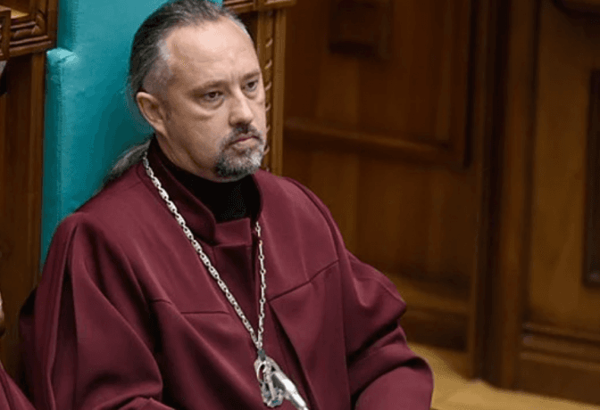 Один із суддів Конституційного суду подав у відставку через тиск з боку Офісу президента