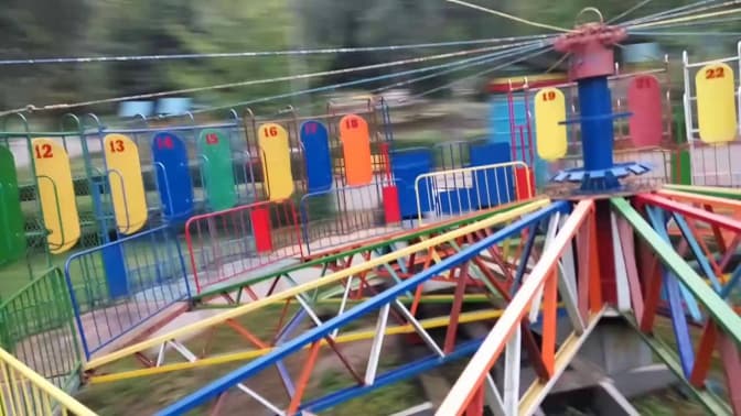 У Парку культури Львова демонтують атракціон, якому майже 40 років. Фото