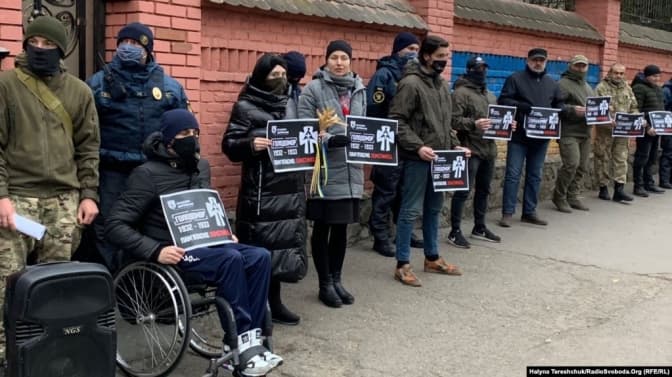 У Львові пікетували генконсульство Росії, щоб вказати на відповідальність за Голодомор. Фото