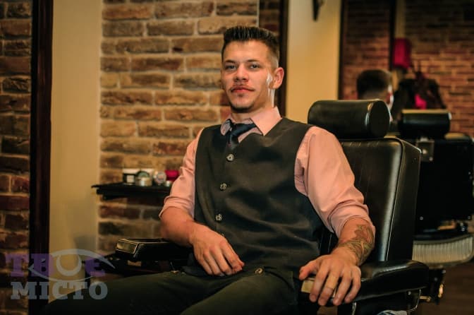 Святослав Заєць 5 років навчався на перукаря у Львівському професійному ліцеї побутового обслуговування, додатково вчився з різними майстрами не тільки у Львові, а ще й у Києві.