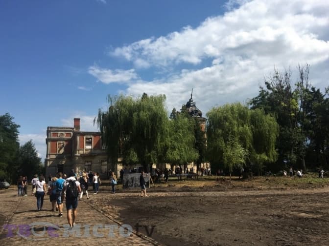 Львів’ян запрошують на початок туристичного сезону у Тартаківському палаці