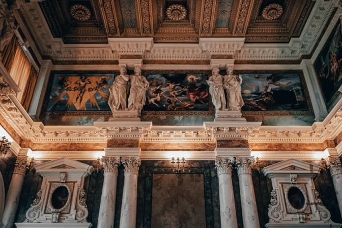 Як виглядають реставровані зали Львівської політехніки та які картини там можна побачити