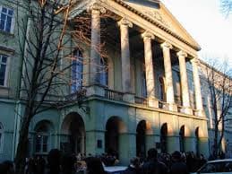 Біля театру ім. Заньковецької у Львові облаштували велопарковку