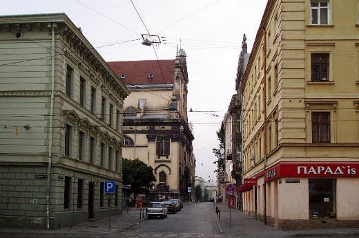 У Львові на Театральній відновлюють хідники та дорожнє покриття