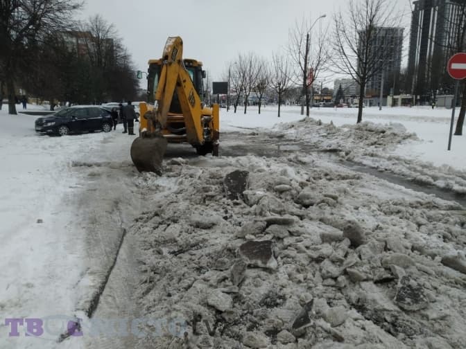 У ШРП кажуть, що снігоочисна техніка працює без перерви другу добу