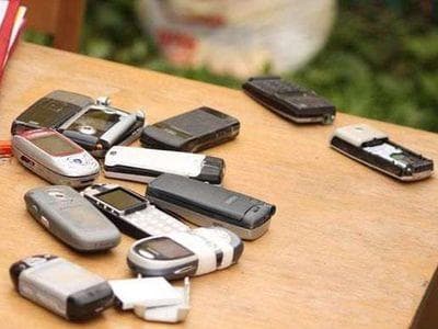 Львів’ян просять принести старі мобільні для хлопців на фронті