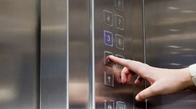 Що робити, якщо застрягли в ліфті. Алгоритм дій