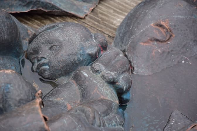 Горельєфи Монументу слави у Львові перевезли до музею «Територія терору». Фото