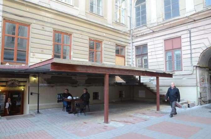 Скандал у Кривій липі: у Львові до пам’ятки прибудували терасу