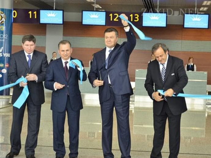 Янукович і Платіні відкрили у Львові новий термінал аеропорту