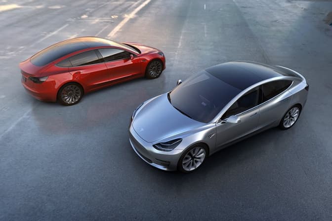 Tesla випустила економ-модель. Скільки коштуватиме електрокар в Україні
