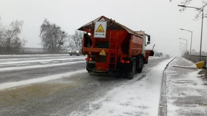 У Львові сніг, слизька дорога й ДТП. В місті поінформували щодо снігоприбиральної техніки