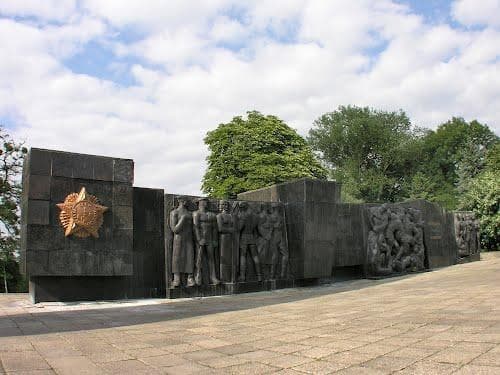 У Львові вирішать, чи залишати «Монумент Слави»