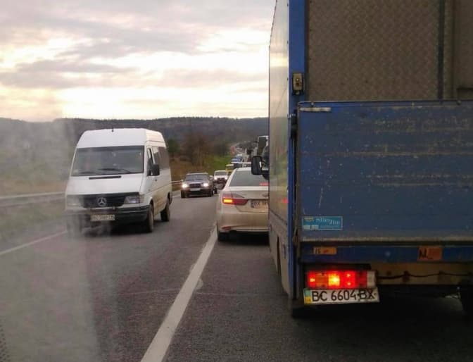 Ситуація на дорогах Львова: тягнучка на кільцевій. Фото