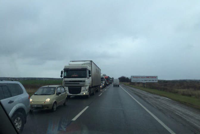 Ситуація на дорогах: на Об’їзній тягнучка