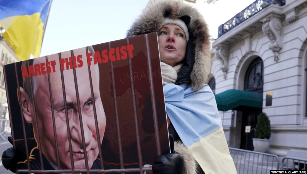 Під час акції проти агресії Росії щодо України біля консульства Росії в Нью-Йорку/ 
Фото: Радіо свобода