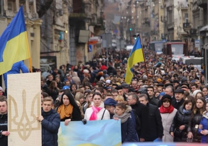 Фото дня у Львові: тиха хода в пам’ять про Небесну Сотню