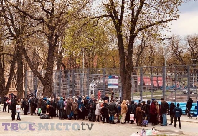 У Чистий четвер безпритульні у Львові чекають на паски. Фото дня