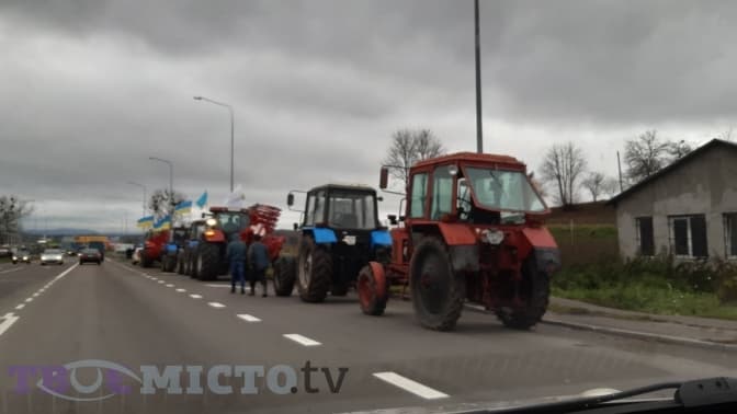 Трасу Київ – Чоп перекрили аграрії, які виступають проти продажу землі. Фото