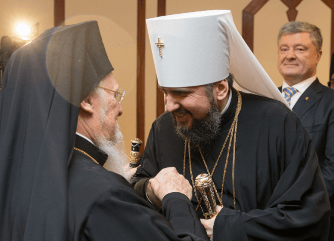 На Петра Порошенка відкрили справу через Томос