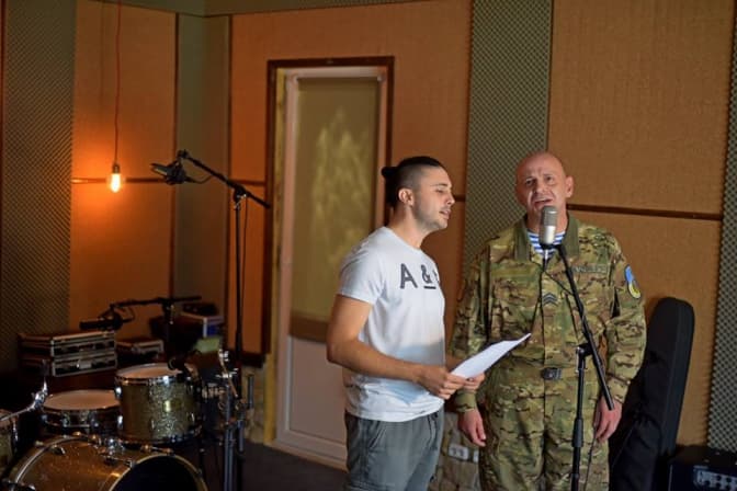 У Львові лідер гурту «Антитіла» заспівав із ветераном 4-х воєн