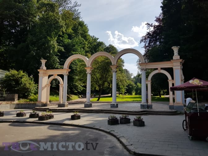 Нетуристичний Львів: старий університет, палаци архітекторів та «Пристань» біля парку