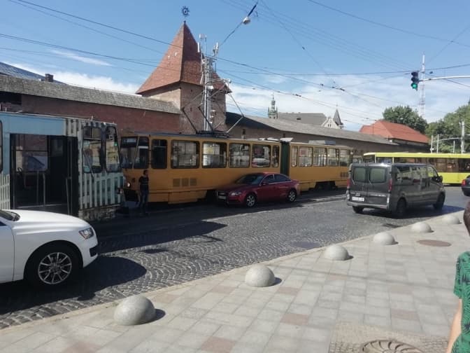 Ситуація на дорогах Львова. На площі Митній ускладнено рух через ДТП з трамваєм і авітвкою. Фото