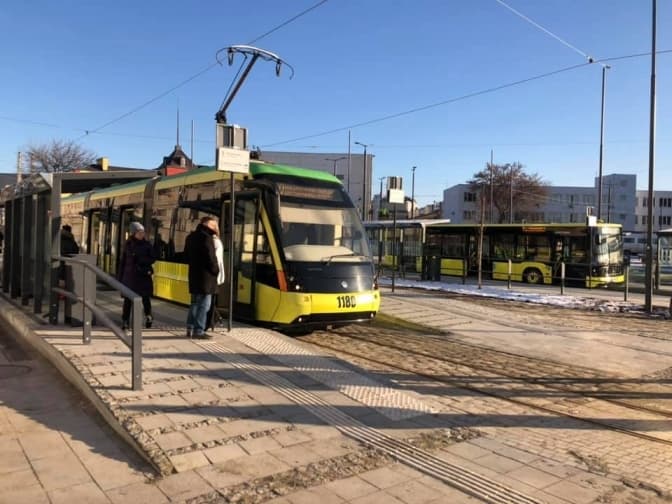 Фото дня. На площу Двірцеву у Львові повернулись трамваї
