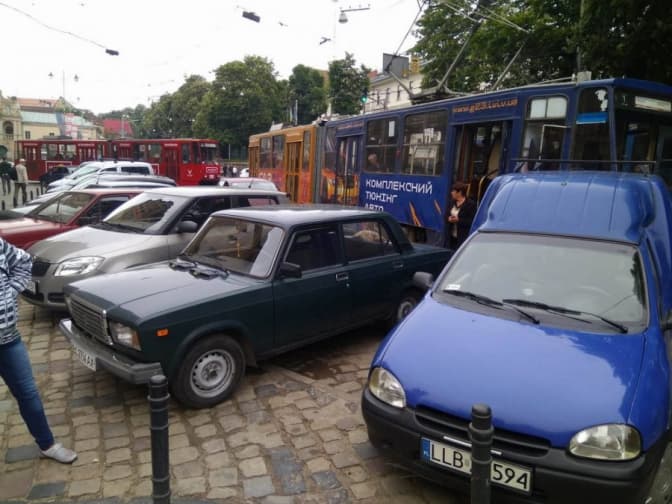 Львівелектротрансу нададуть імена водіїв, які паркуються на коліях