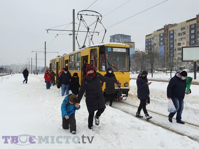 Яка ситуація із транспортом у Львові і чому на Сихові знову застрягли трамваї