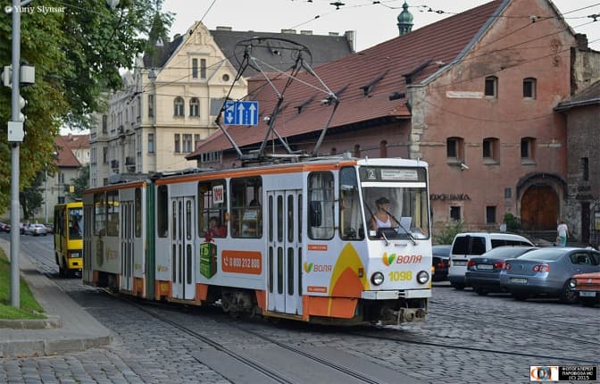У центрі Львова – затор із трамваїв через припарковане авто. Фото