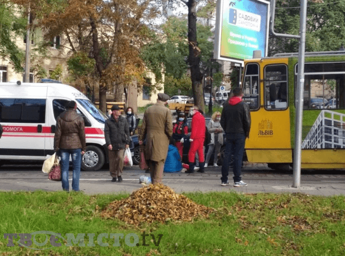 У Львові біля Лялькового театру жінка на переході ледь не потрапила під трамвай. Фото