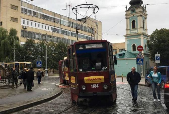 Ситуація на дорогах: біля головної пошти ускладнено рух