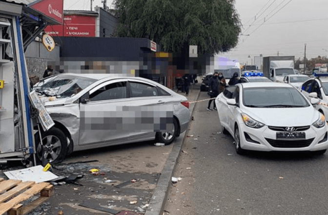 У Києві таксист влетів у зупинку громадського транспорту. Двоє людей загинули