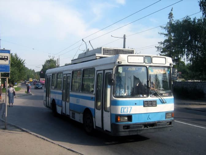 На вихідних до львівських кладовищ їздитиме більше транспорту