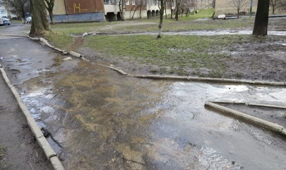 У Львові на вулиці Хоткевича вода затопила тротуар