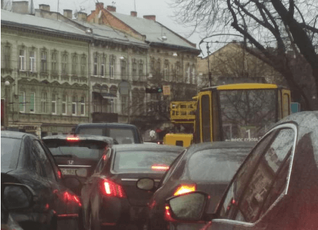 Ситуація на дорогах Львова. На вулиці Бандери сильно ускладнено рух