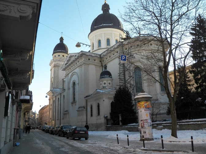 У Львові бабуся померла через обвал льоду із даху церкви